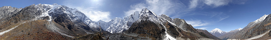 Panorama a 360° dal campo base del Ganesh (o Yangra, a sinistra del centro immagine) e del Ganesh NW (a destra del centro immagine)