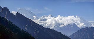 La catena dell'Himal Chuli vista dalla valle di Langdang gompa