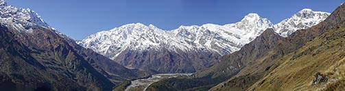 La valle che porta all'Himal Chuli e al Rupina La vista da un passo a 3408 m