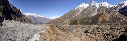 Panorama nord verso fondovalle, al centro la vetta biforcuta del Chamar, 7165 m, la cima più alta dello Sringi (o Serang) Himal