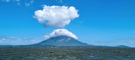 L'isola di Ometepe sul lago Cocibolca coi due vulcani Concepción e Maderas