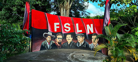 Murale del Fronte Sandinista nel parco centrale di Altagracia a Ometepe