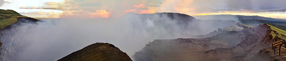 Panorama a 180° sulla caldera del vulcano Masaya
