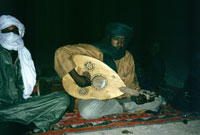 Un Tuareg che suona il mandolino