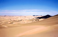 Salendo sulle grandi dune di Temet