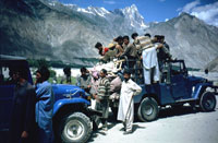 Portatori sulle jeep nella valle di Shigar