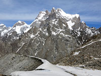 Il gruppo dei Baintha Brakk, 7285 m, ovvero l'Ogre visto di fronte da una cima minore di 5100 m