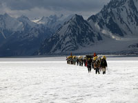 Portatori in marcia sullo 'snow lake'