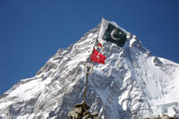Le bandiere davanti al K2
