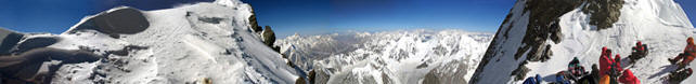 Panorama a 180° dalla sella tra la cima centrale e quella sud del Broad Peak