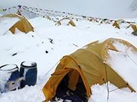 La mia tenda al campo base sotto la neve