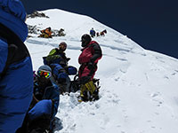 Alpinisti in marcia verso la vetta