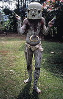 Mud man con maschera rituale