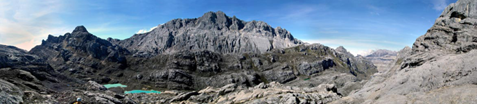 Panorama a 180 gradi dal monte davanti alla Piramide Carstensz