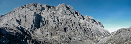 La Piramide Carstensz vista dal basso guardando a ovest