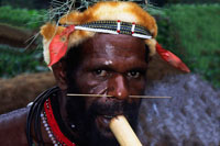 Huli Wig Man con pipa tradizionale