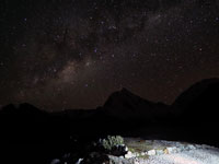 Il Chopicalqui dal Rifugio Pisco sotto la Via Lattea 