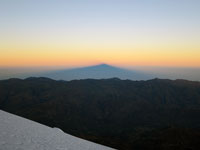 L'ombra dello Huascaran all'alba si proietta sulla Cordillera Negra
