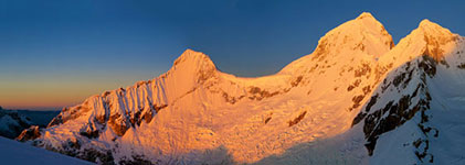 I tre Huandoy all'alba dalla vetta del nevado Pisco