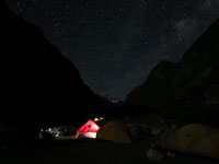 Campo base dell'Artesonraju by night