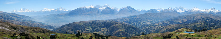 La Cordillera Blanca (dai Huandoy al Huantsan) vista dalla Cordillera Negra con in mezzo il Callejón de Huaylas