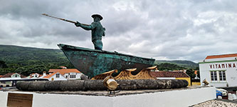 Monumento al baleniere ad Almas nell'isola di Pico