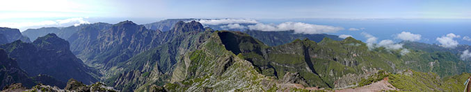 Panorama a 180° sulla valle di Curral das Freiras dalla vetta del Pico Ruivo