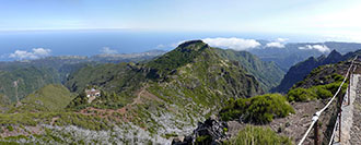 Vista sul monte Teixeira e il rifugio dalla cima di Pico Ruivo