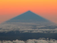 Il cono d'ombra del vulcano Teide all'alba