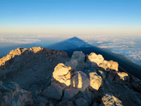 L'ombra del vulcano Teide all'alba