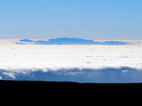 L'isola Gran Canaria sopra il mare di nubi