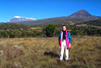 L'autore con alle spalle il Kilimanjaro