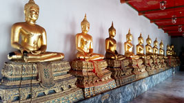 Corridoio di statue dorate di bodhisattva al Wat Pho