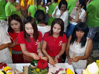 Ragazze thai che offrono doni al festival