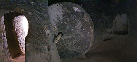 Porta scorrevole nel monastero di Keşlik nei pressi di Cemil