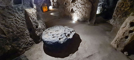 Pietra circolare per fusioni nella città sotterranea di Kaymakli