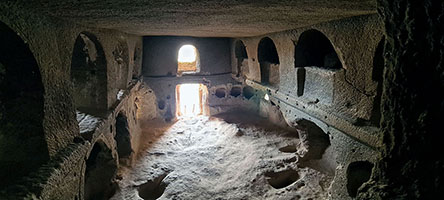 L'interno della chiesa nella roccia a Selime