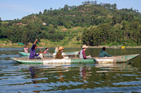 Piroghe sul lago Bunyonyi
