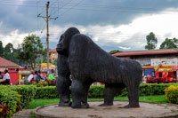Statua di gorilla in centro a Kisoro