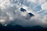 Monte tra le nubi sopra la Nyabitabe Hut