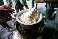 Preparazione della polenta di manioca