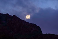 Luna piena poco dopo il tramonto al JM Camp