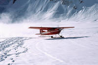 Aereo al decollo dal campo d'atterraggio