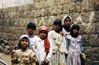 Bambini in un villaggio del nord