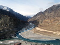 La confluenza del fiume Zanskar al termine della valle
