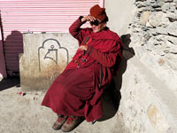 Lama all'ingresso del gompa di Karsha