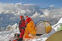 Diego e l'amico montano la tenda al campo 3