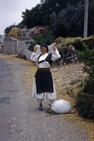 Signora vestita tradizionalmente