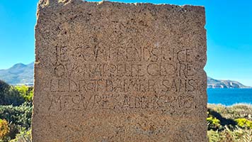 Stele con frase di A. Camus a Tipasa: 'Je comprends ici ce qu'on appelle gloire: le droit d'aimer sans mesure'.