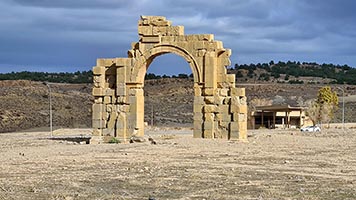 Arco della città romana di Tazoult in provincia di Batna